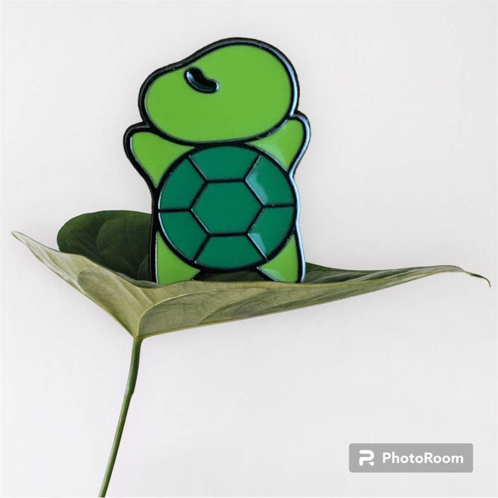 Turtle enamel pin